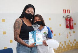 Palestra sobre futebol feminino estimula prática esportiva para estudantes