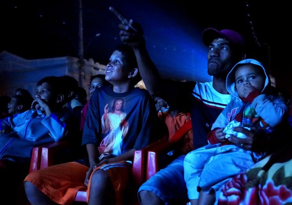 Projeto Cinema nos Bairros leva cinema gratuito para moradores de Piranhas
