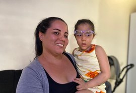 'Sonho em vê-la formada no ABC': Mãe cobra vaga em escola de Maceió para filha autista