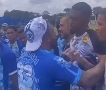 Torcida do CSA visita CT e Yago Oliveira é chacoalhado por torcedor