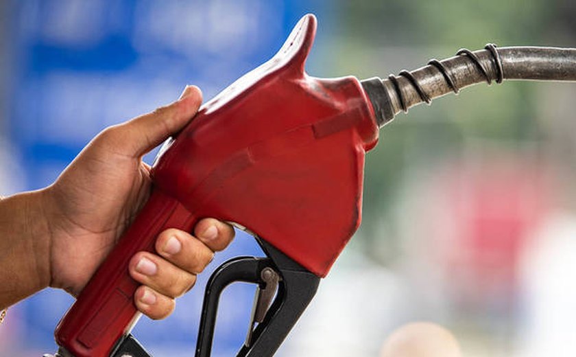 Sancionado projeto de lei que torna combustíveis itens essenciais para limitar tributação