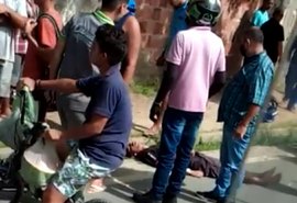 Vídeo: Em fuga, um assaltante morre e outro fica inconsciente após colidirem com ônibus escolar