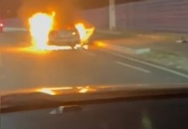 Incêndio atinge carro em rodovia movimentada de Maceió