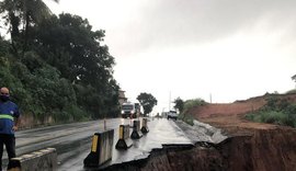 Asfalto cede e forma cratera em trecho da BR 101, no interior de Alagoas