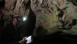 Marcas de mãos de 67.800 anos na Indonésia desafiam cronologia da arte humana