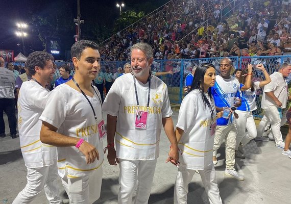 Arthur Lira voou em avião da FAB para desfilar na Beija-Flor ao lado de JHC