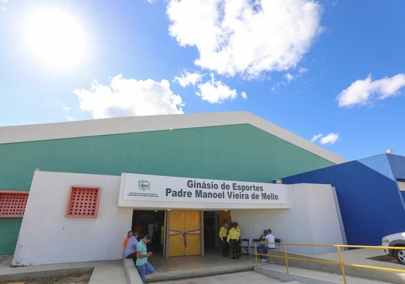 Governador Renan Filho entrega ginásio esportivo em Penedo
