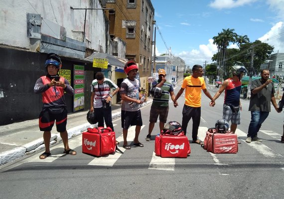 Entregadores realizam protesto no centro de Maceió; veja vídeo