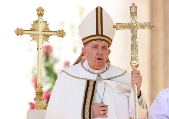 Papa Francisco participa da missa de Páscoa e pede respeito à democracia