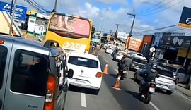 Vazamento de óleo na Avenida Juca Sampaio provoca acidentes e deixa dois feridos