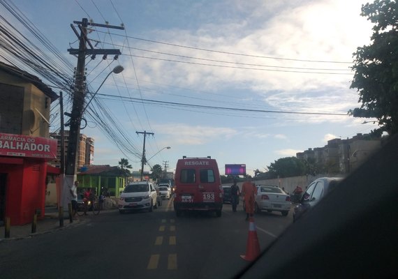 Acidente entre carro e moto deixa feridos nas proximidades da Ladeira do Óleo