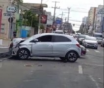 Acidente na Jatiúca congestiona trânsito em Avenida de Maceió