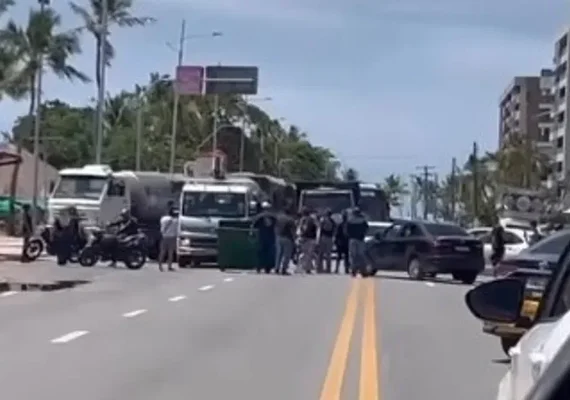 Trabalhadores da BRA bloqueiam via na Jatiúca em protesto contra atraso salarial