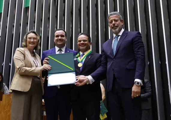 Marcelo Victor recebe uma das maiores homenagens da República