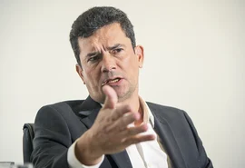 Um dia após abrir mão da candidatura, Moro muda argumentos