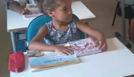 Sem vaga na escola, criança é alfabetizada por ONG na periferia de Maceió