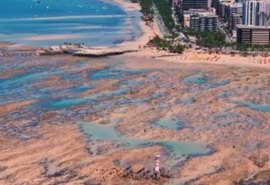 Maré baixíssima e lua cheia transformam orla de Maceió em cenário paradisíaco