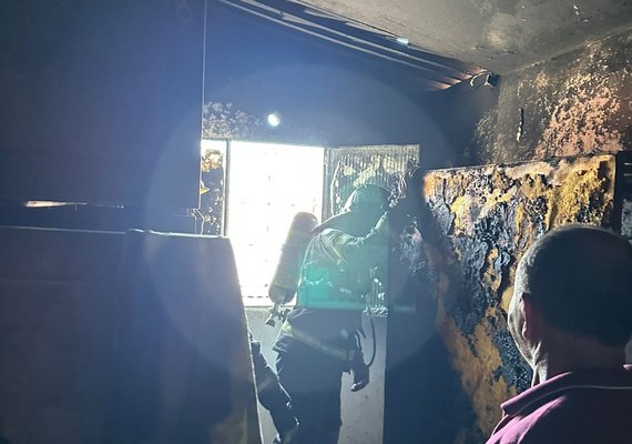 Incêndio destrói cômodo de residência no Jacintinho, em Maceió