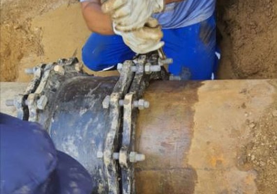 Casal conclui reparo em adutora que fornece água a Palmeira dos Índios
