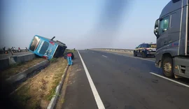 Acidente na BR-101: ônibus tomba e deixa 10 passageiros feridos em Teotônio Vilela