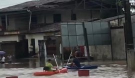 Vídeo: Jovens alagoanos brincam em canoa após bairro alagar no interior
