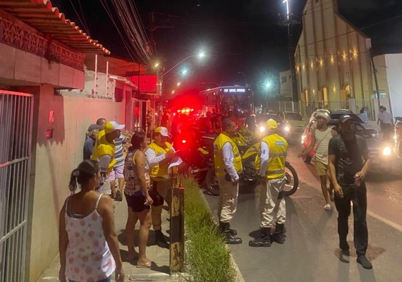Motorista embriagado faz zigue-zague na pista, colide com veículo e é preso no Jacintinho