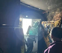 Incêndio destrói cômodo de residência no Jacintinho, em Maceió