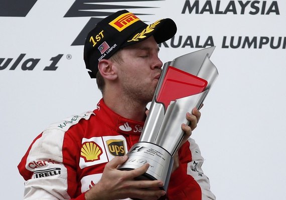 Vettel vence 1ª na Ferrari