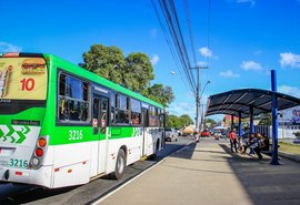 Ônibus voltam a circular com passageiros em pé em Maceió
