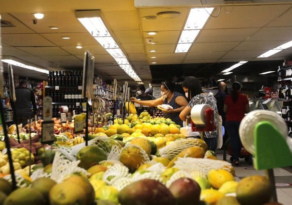 Combustíveis, passagens aéreas e hortifrútis lideram altas da inflação em 12 meses