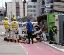 Caminhão de coleta de lixo tomba na orla de Ponta Verde e deixa gari ferido