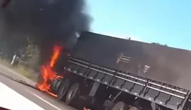 Carreta pega fogo e assusta motoristas na AL-110 em São Sebastião