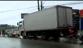 Colisão fatal entre moto e caminhão deixa casal morto em Maceió