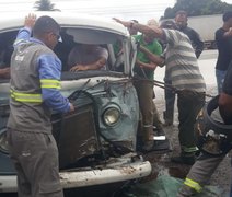 Colisão transversal entre Kombi e carro deixa cinco pessoas feridas na BR-101