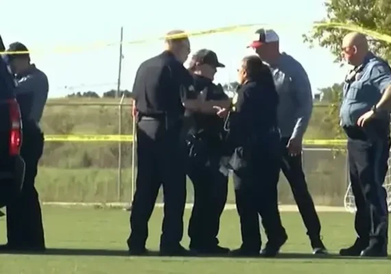 Carro invade campo de futebol nos EUA, mata criança e homem e deixa 11 feridos