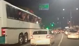 VÍDEO: torcedores do CRB “surfam” em ônibus após vitória sobre o CSA em Maceió