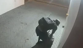 Dupla é flagrada furtando luminárias de estacionamento em Arapiraca