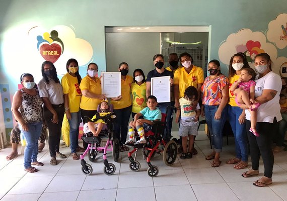 Vereador Joãozinho visita Afaeal celebrando dia de Combate à Microcefalia