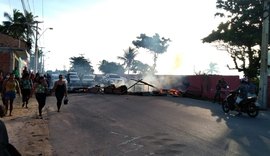 Moradores de Riacho Doce protestam contra falta de água e bloqueiam rodovia