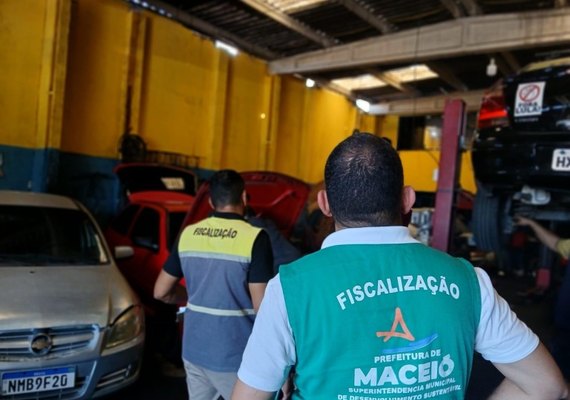 Alurb fiscaliza comércios em Maceió e orienta sobre descarte correto de resíduos