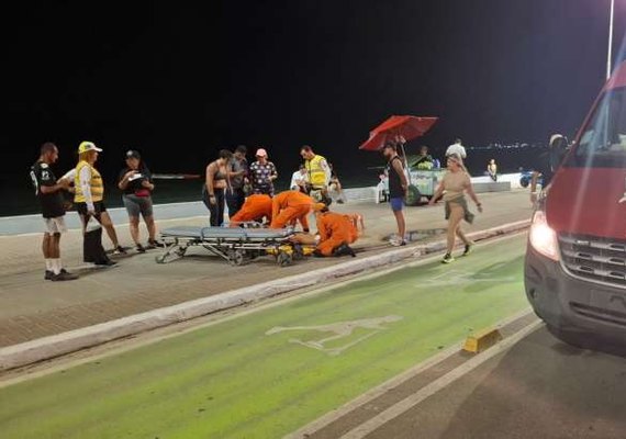 Mulher sofre acidente ao cair em buraco na orla da Ponta Verde, Maceió
