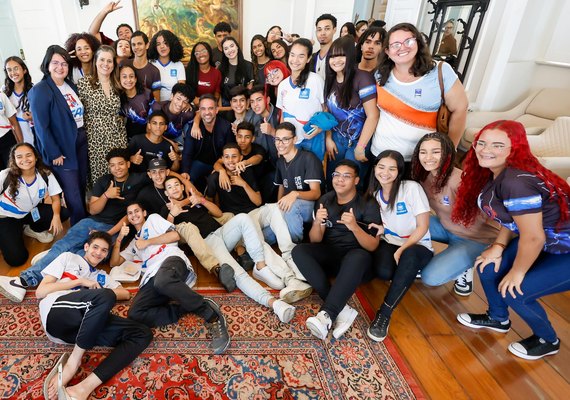 Governador reúne estudantes e lança o projeto Jovem Ouvidor