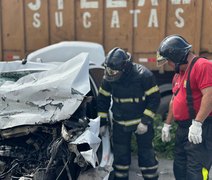 Taxista morre após colidir carro com caminhão na Ladeira do Catolé; veja imagens