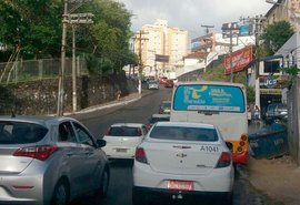 Acidentes na Ladeira Geraldo Melo deixa trânsito congestionado