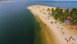 Praia do Gunga encanta com falésias coloridas e águas cristalinas em AL