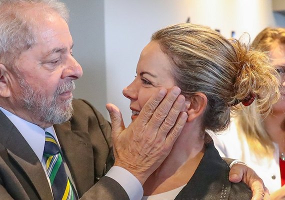 Gleisi reafirma candidatura de Lula após encontrar ex-presidente
