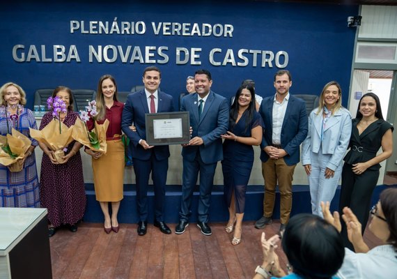 Allan Pierre concede homenagem a Alexandre Ayres na Câmara de Maceió