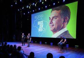 Flávio Bolsonaro apresenta plano 'Brasil sem Medo' inspirado em modelo de El Salvador e presídios-fortaleza