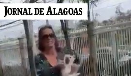 Mulher é presa após ser flagrada agredindo cachorro dentro de condomínio no Recreio, no Rio de Janeiro