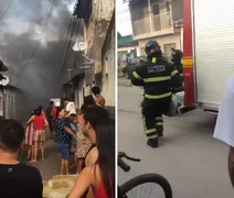 VÍDEO: incêndio de grande porte atinge residência na parte alta de Maceió